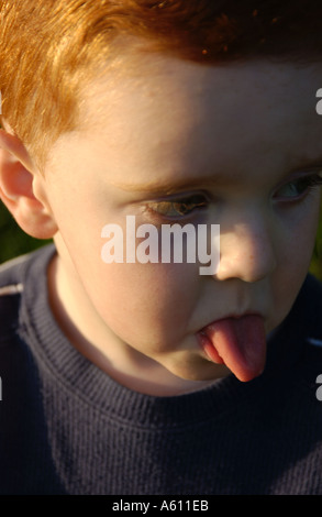 Rote behaarte junge mit unterschiedlichen Gesichtsausdrücken Stockfoto