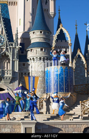 Mickey und Minnie Maus auf der Bühne Cinderella Castle, Magic Kingdom, Orlando, Florida, USA Stockfoto
