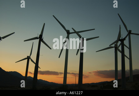 Wind-Generatoren oder auch genannt Turbinen im San Gorgonio Pass in der Nähe von Palm Springs Kalifornien Stockfoto