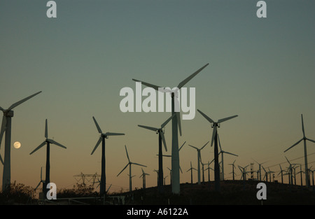 Wind-Generatoren oder auch genannt Turbinen im San Gorgonio Pass in der Nähe von Palm Springs Kalifornien Stockfoto