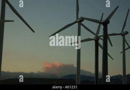 Wind-Generatoren oder auch genannt Turbinen im San Gorgonio Pass in der Nähe von Palm Springs Kalifornien Stockfoto