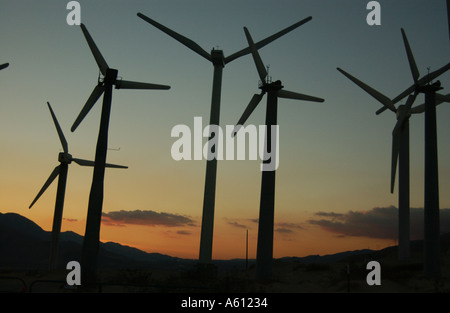 Wind-Generatoren oder auch genannt Turbinen im San Gorgonio Pass in der Nähe von Palm Springs Kalifornien Stockfoto