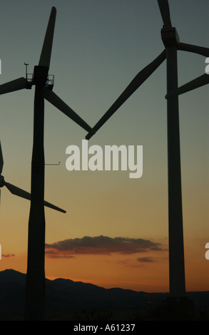 Wind-Generatoren oder auch genannt Turbinen im San Gorgonio Pass in der Nähe von Palm Springs Kalifornien Stockfoto