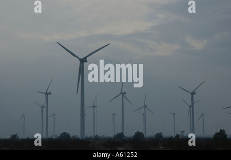 Wind-Generatoren oder auch genannt Turbinen im San Gorgonio Pass in der Nähe von Palm Springs Kalifornien Stockfoto