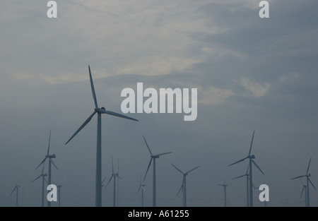 Wind-Generatoren oder auch genannt Turbinen im San Gorgonio Pass in der Nähe von Palm Springs Kalifornien Stockfoto