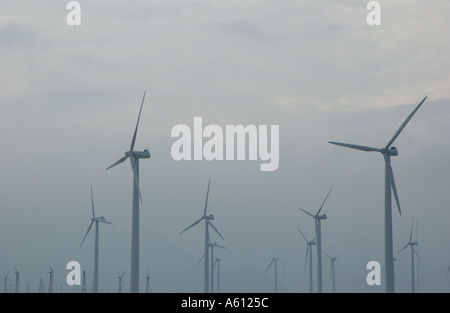 Wind-Generatoren oder auch genannt Turbinen im San Gorgonio Pass in der Nähe von Palm Springs Kalifornien Stockfoto