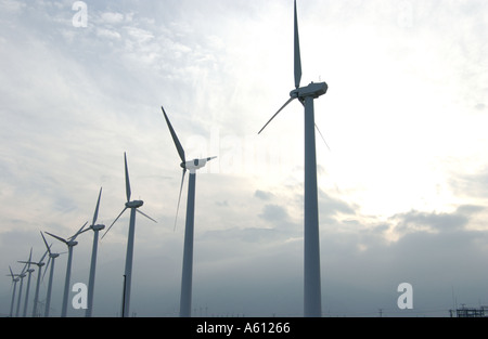 Wind-Generatoren oder auch genannt Turbinen im San Gorgonio Pass in der Nähe von Palm Springs Kalifornien Stockfoto