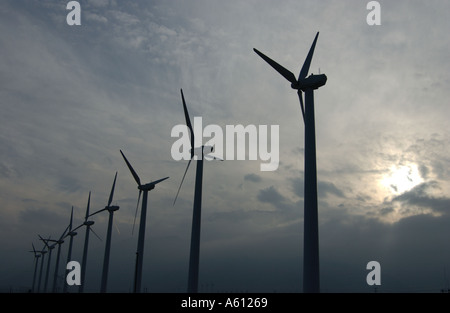 Wind-Generatoren oder auch genannt Turbinen im San Gorgonio Pass in der Nähe von Palm Springs Kalifornien Stockfoto