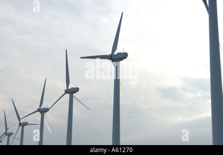 Wind-Generatoren oder auch genannt Turbinen im San Gorgonio Pass in der Nähe von Palm Springs Kalifornien Stockfoto