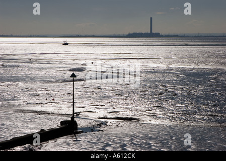 Tief stehender Sonne glitzerte aus dem Watt und Meer in der Themse-Mündung zwischen Leigh am Meer und dem nördlichen Küste von Kent Stockfoto