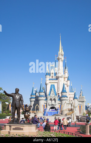 Walt Disney und Mickey Mouse Partner Statue und Cinderella Castle, Magic Kingdom, Disney World, Orlando, Florida, USA Stockfoto