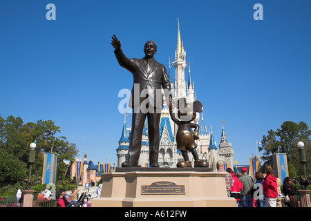 Walt Disney und Mickey Mouse Partner Statue und Cinderella Castle, Magic Kingdom, Disney World, Orlando, Florida, USA Stockfoto