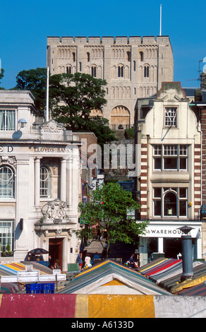 BLICK AUF NORWICH SCHLOSS MIT MARKTPLATZ IM VORDERGRUND NORWICH NORFOLK EAST ANGLIA ENGLAND UK Stockfoto