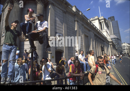 Anti-kapitalistischen Demonstranten außerhalb der Bank of England London 18. Juni 1999 Stockfoto