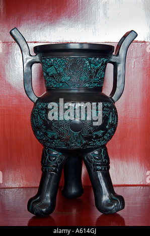 Longshan traditionelle chinesische schwarze Keramik Vase im Showroom von Longshan-Produktionsstätte in der Nähe von Jinan, Zibo, Shandong, China Stockfoto