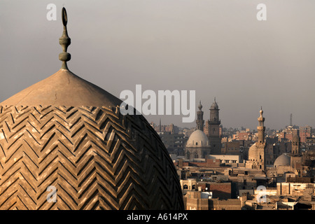 Mit Blick auf Bab Zuweila und islamisches Kairo, Ägypten Stockfoto