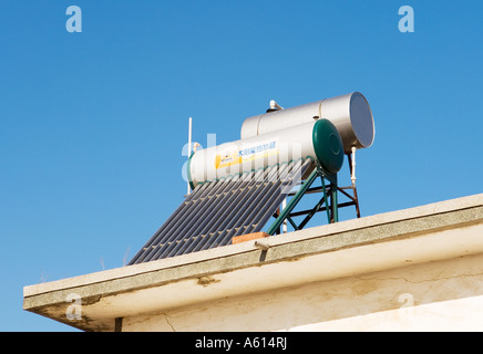 Solarstrom betriebene Heizung Warmwasserspeicher auf Hausdach in ländlichen landwirtschaftlichen Dorf von Poli in der Nähe von Penglai, Provinz Shandong, China. Stockfoto