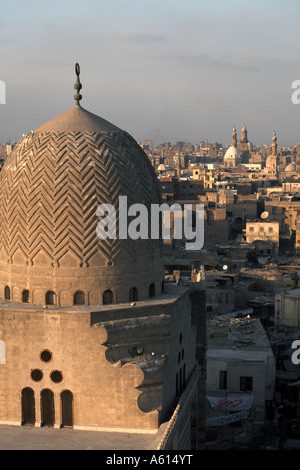 Mit Blick auf Bab Zuweila und islamisches Kairo, Ägypten Stockfoto