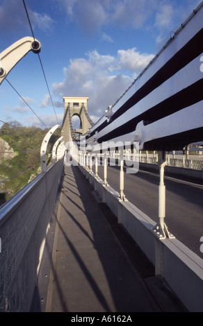 Der Fußweg auf der Clifton Suspension Bridge, entworfen von Isambard Kingdom Brunel, Bristol, England Stockfoto