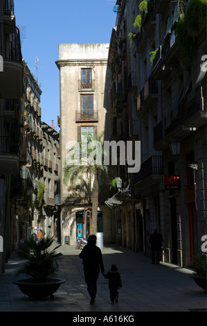 Mutter und Kind in der Silhouette zu Fuß entlang der Straße Carrer Montcada geboren Viertel La Ribera Barcelona Katalonien Spanien Stockfoto