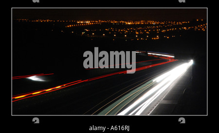 Lichtspuren auf M1 in der Nacht Stockfoto