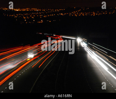 Lichtspuren auf M1 in der Nacht Stockfoto