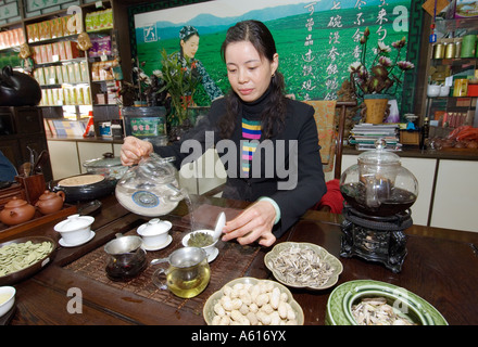 Teehändler Lin Guang Xia servieren feine chinesischer Grüntee im Hauptquartier der ihr Tee-Shop-Kette. Zibo, Shandong Provinz, China Stockfoto