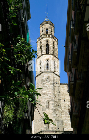 Basilica de Santa Maria del Mar von schmalen Straße Born Viertel La Ribera Barcelona Katalonien Spanien gesehen Stockfoto