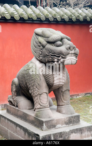 Chinesische geschnitzten steinernen Löwenstatue im Innenhof der Wu Hou Ci Shrine, Kriegsminister, Chengdu, Sichuan Provinz, China. Stockfoto