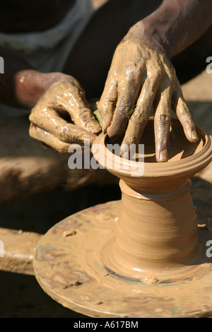 Töpfer Hände geschickt drehen einen Tontopf in ein Stammes-Dorf, Orissa, Indien Stockfoto