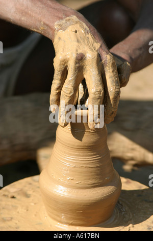 Töpfer Hände geschickt drehen einen Tontopf in ein Stammes-Dorf, Orissa, Indien Stockfoto