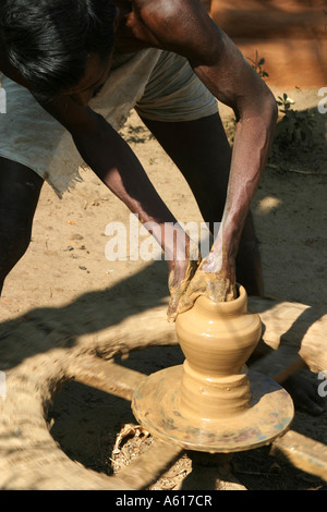 Töpfer Hände geschickt drehen einen Tontopf in ein Stammes-Dorf, Orissa, Indien Stockfoto