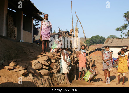 Gruppe der Gadaba Stammes-Frauen in ihrem Dorf, Orissa, Indien. Stockfoto