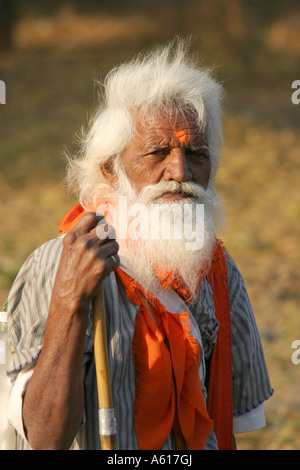 Weißen Haaren bärtigen heiligen Mann zu Fuß mit seinem Stab zu Fuß durch Indien. Stockfoto