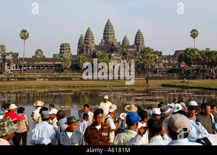 Viele Touristen vor Tempel Angkor Wat Siem Reap Kambodscha Stockfoto