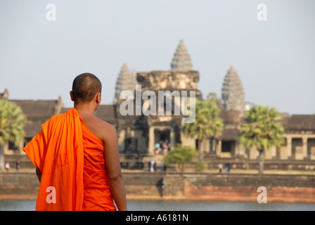 Buddhistischer Mönch in orange Kleid schaut Tempel Angkor Wat Siem Reap Kambodscha Stockfoto