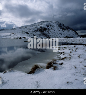 Glyder Fach gesehen von Llyn Caseg Fraith im Winter, über die Ogwen Valley, Snowdonia-Nationalpark, Gwynedd, Nordwales, UK. Stockfoto