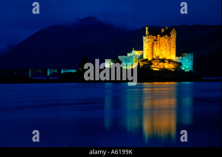 Beleuchtete Eilean Donan Castle, in der Nähe von Dornie, Highlands, Schottland, Großbritannien Stockfoto