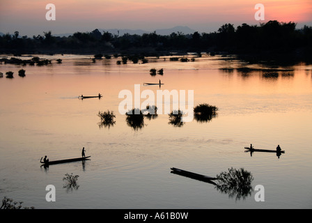 Sonnenuntergang Fischer in Booten auf dem Mekong Fluss Muang Khong Si Phan Don Laos Stockfoto