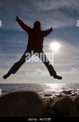 Frau springt in die Luft, Kieler Bucht, Schleswig-Holstein, Deutschland Stockfoto