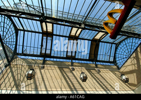 MacDonalds Zeichen in ein zeitgenössisches Glas überdachten Einkaufszentrum in Worthing, Sussex; UK Stockfoto