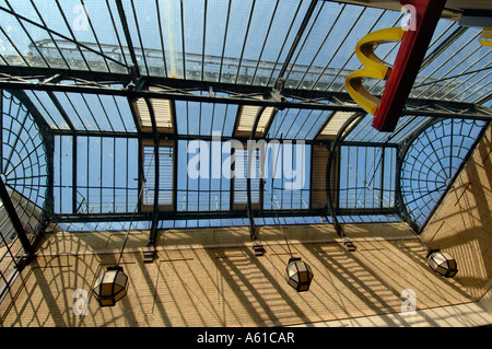 MacDonalds Zeichen in ein zeitgenössisches Glas überdachten Einkaufszentrum in Worthing, Sussex; UK Stockfoto