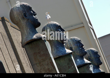 Dame Elizabeth Frink modellierte Köpfe "Der Wüste Quartett" außerhalb der Montague Shopping Centre in Worthing West Sussex Stockfoto