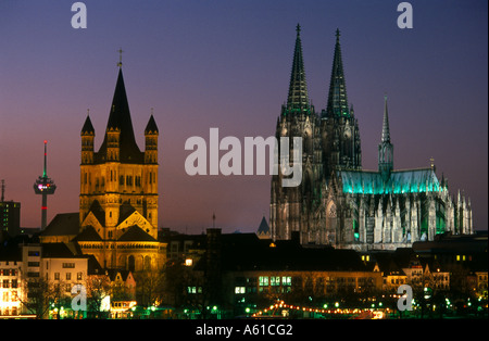 Nachts beleuchtet Gebäude in der Stadt, Kölner Dom, Köln, Nordrhein-Westfalen, Deutschland Stockfoto