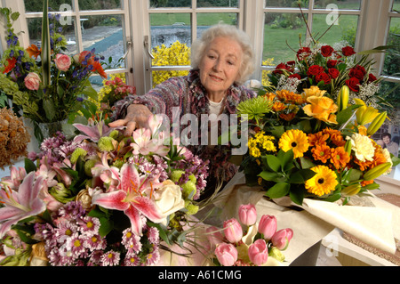 Dame der Sängerin Vera Lynn zu Hause in Ditchling East Sussex an ihrem 90. Geburtstag Stockfoto