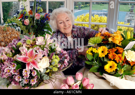 Dame der Sängerin Vera Lynn zu Hause in Ditchling East Sussex an ihrem 90. Geburtstag Stockfoto