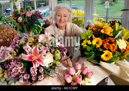 Dame der Sängerin Vera Lynn zu Hause in Ditchling East Sussex an ihrem 90. Geburtstag Stockfoto