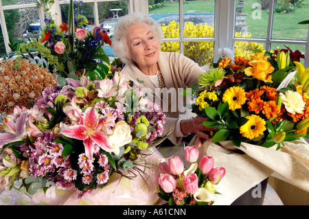 Dame der Sängerin Vera Lynn zu Hause in Ditchling East Sussex an ihrem 90. Geburtstag Stockfoto