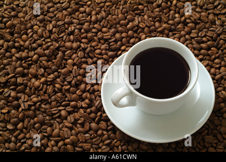 Schwarzen Kaffee auf Kaffeebohnen Stockfoto