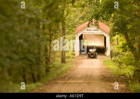 Oldtimer und Marshall bedeckt Brücke im Parke County Indiana die überdachte Brücke-Hauptstadt der Welt Stockfoto